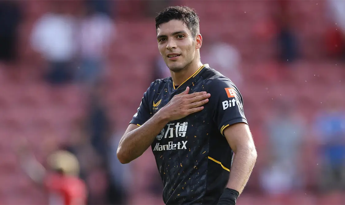 Raúl Jiménez podría quedarse en la Premier League