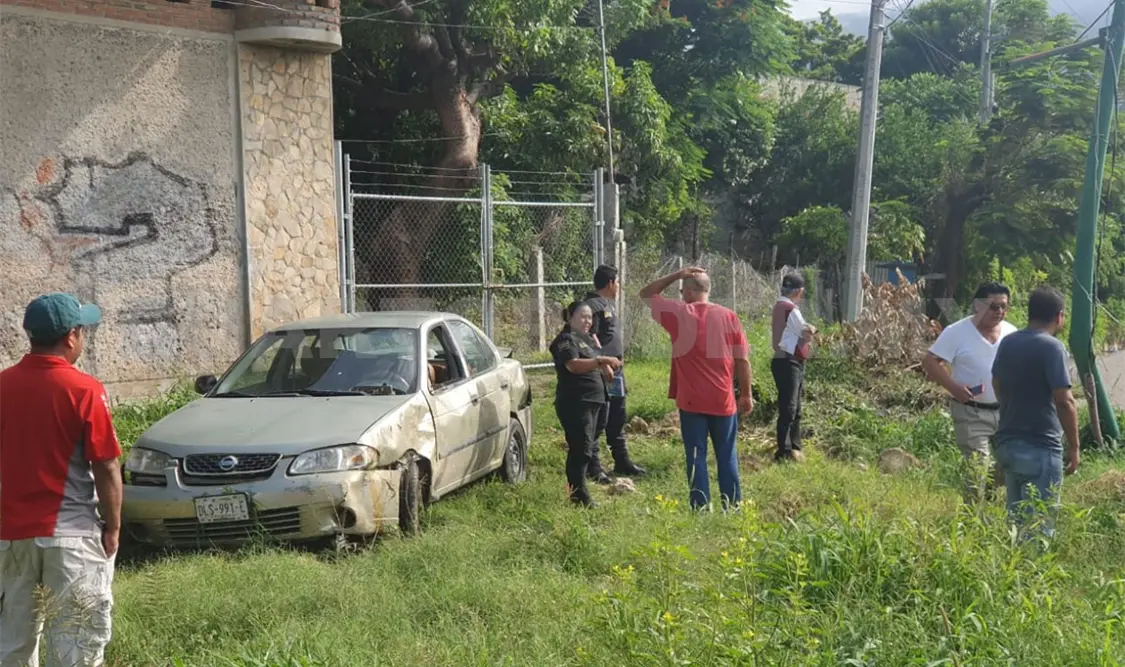 Vuelca automóvil luego de salirse del camino