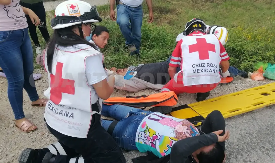 Toma mal la curva y colisiona a motoristas