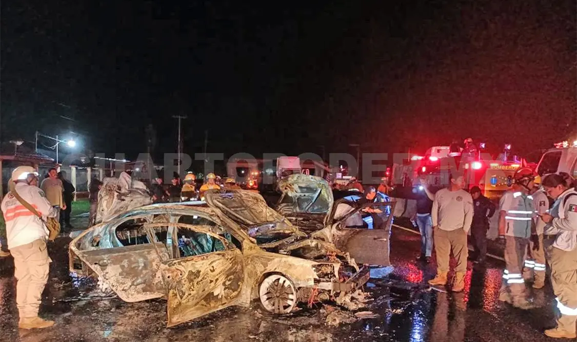 Choca y se incendia par de vehículos