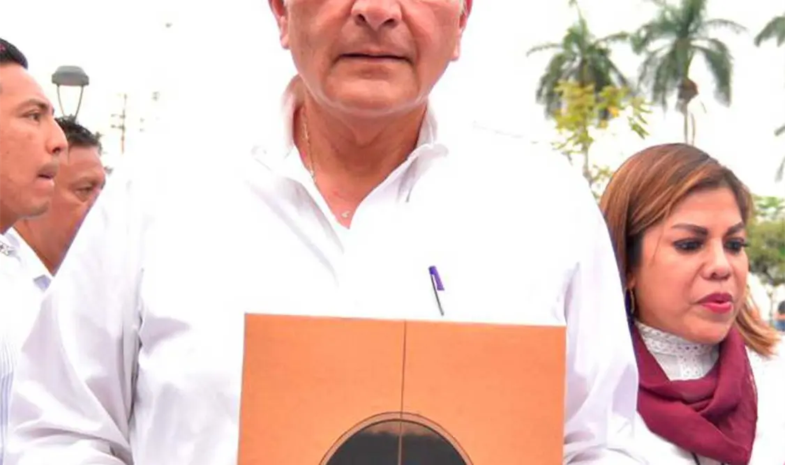 Lidera Adán rumbo a la sucesión presidencial