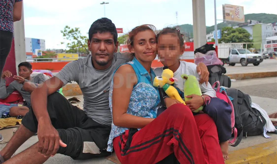 Migrantes acampan en terminales de autobuses en Tuxtla