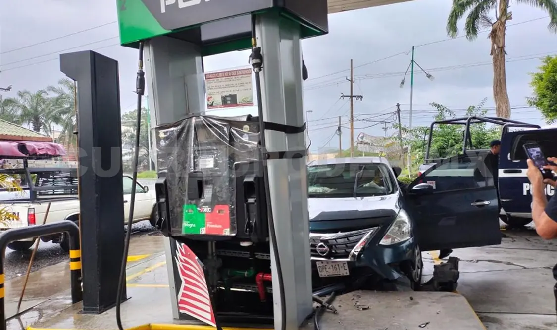 Colisiona contra una bomba de gasolinera