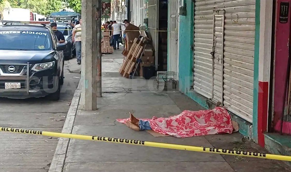 Es encontrado muerto sobre la vía pública