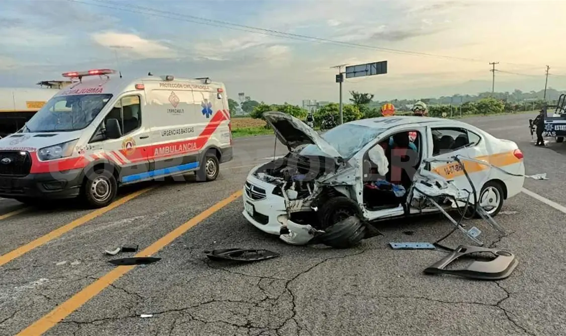 Taxista intentó ganar el paso; desbaratan su unidad