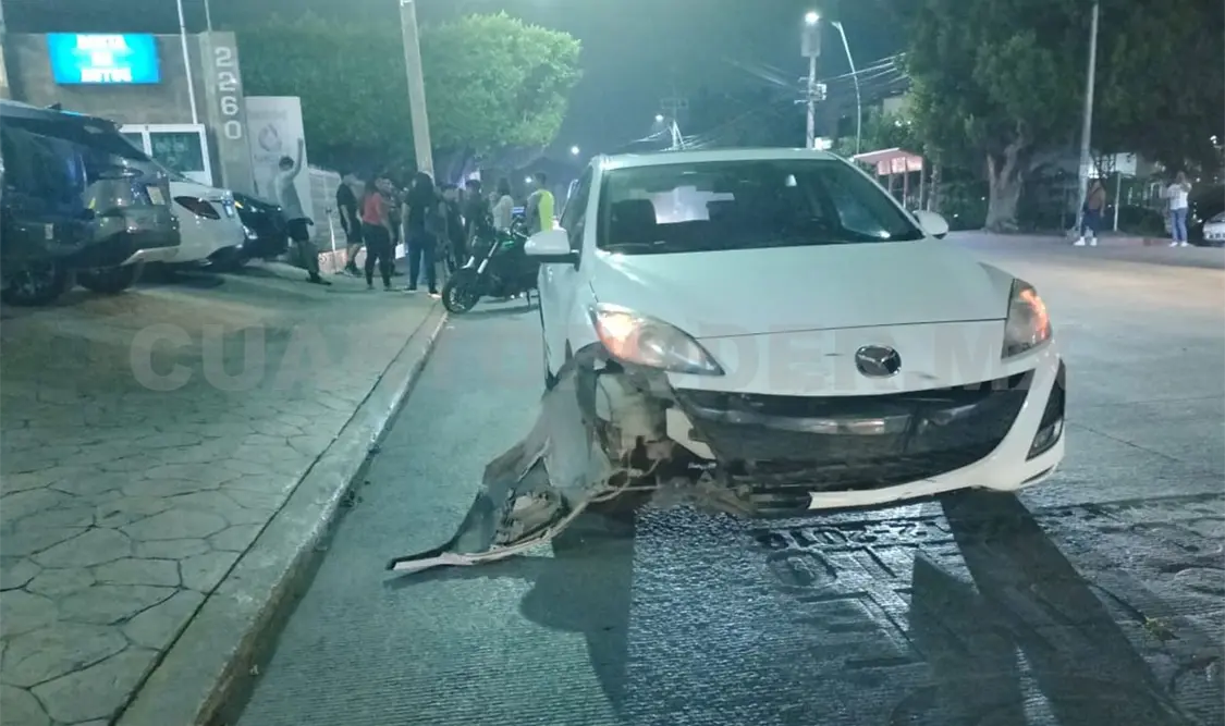 Vehiculo impacta a motociclista y este termina con lesiones