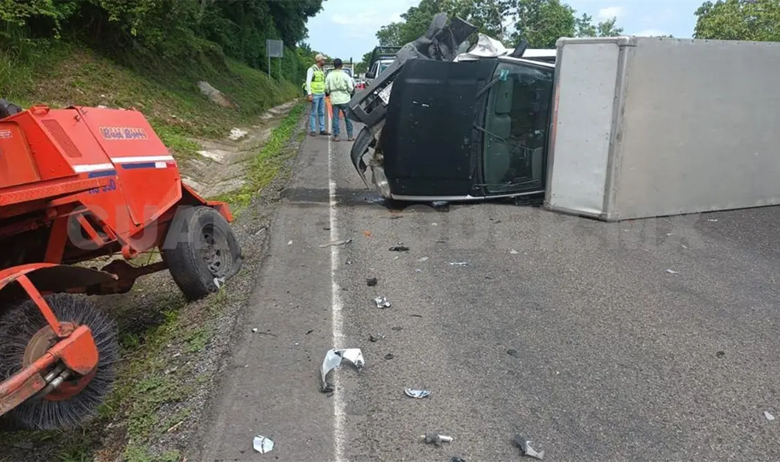Maquinaria pesada y un camión chocan sobre la Costera