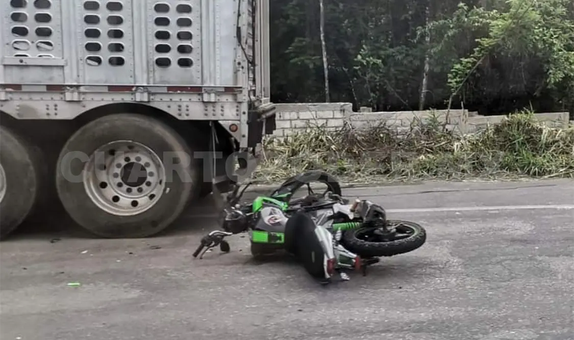 Motociclista se estrella detrás de tractocamión