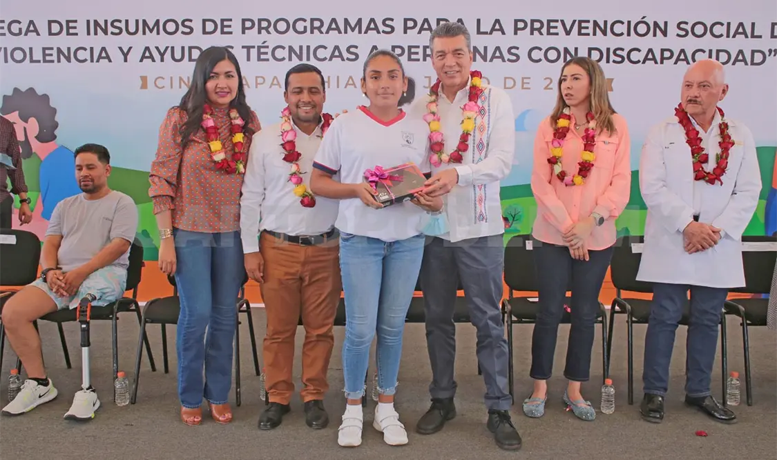 Entrega Escandón ayudas técnicas e insumos