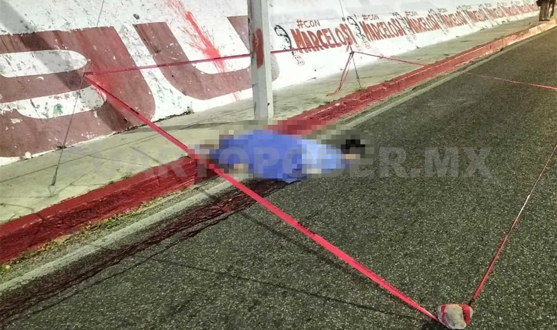Se estrella motociclista en poste y pierde la vida