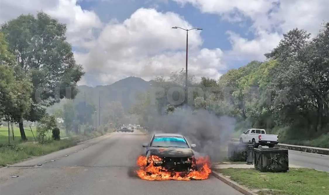 Automóvil se incendia en un bulevar de SCLC