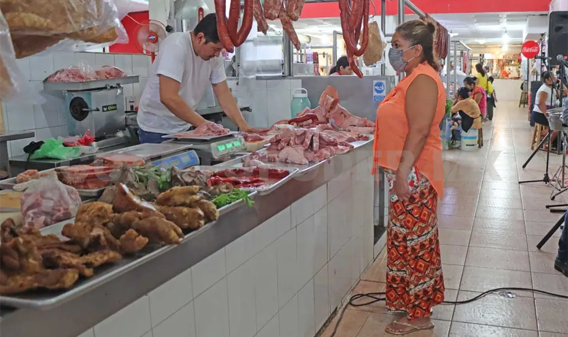 Así lucen los pasillos de los mercados tradicionales, que anteriormente lucían abarrotados en un día cualquiera. CP