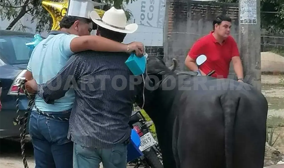 La inmortalizada fotografía que da prueba de este memorable acontecimiento en la vida del joven egresado. Cortesía