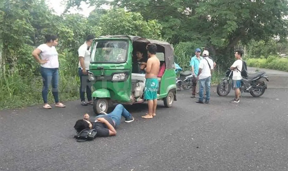 El choque entre la unidad de pasaje y la motocicleta dejó dos personas lesionadas debido al fuerte impacto. Víctor Sánchez / CP