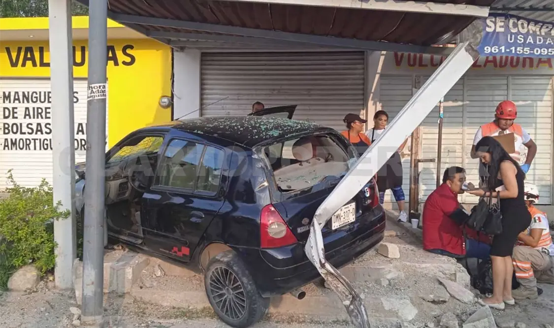 El automóvil se estrelló en una vivienda. Una persona resultó lesionadas, misma que se trasladó por sus propios medios a un hospital. Ulises López / CP
