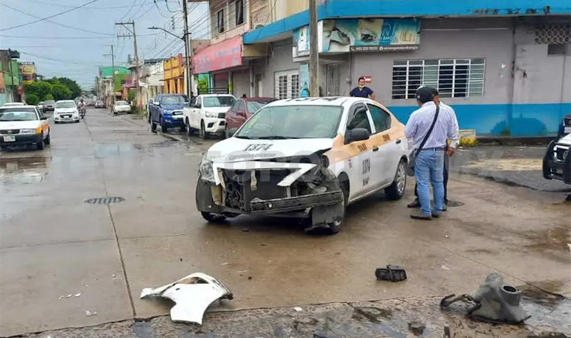 El taxi quedó con la peor parte debido al fuerte impacto. Víctor Sánchez / CP