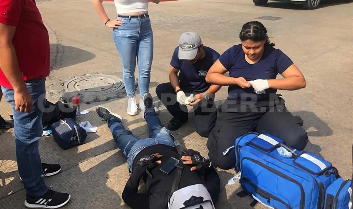 Paramédicos valoraron a la persona, pero debido a las lesiones que presentaba la trasladaron a un hospital. Ulises López / CP