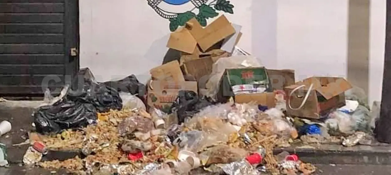 Vecinos denuncian presencia de desechos de mar en vía pública