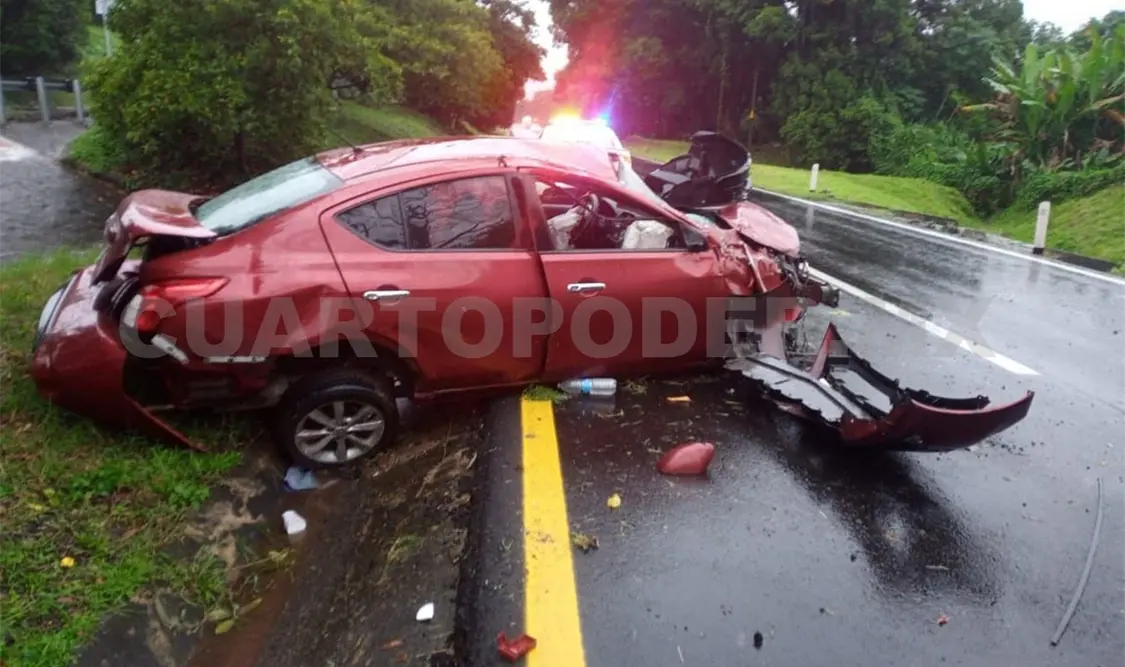 Dejan abandonado un Versa sobre la Costera