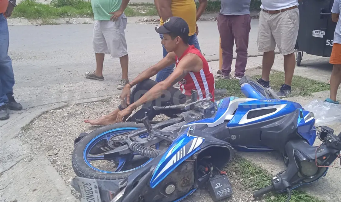 Vehículo impacta a una motocicleta; hospitalizaron a mujer contusionada