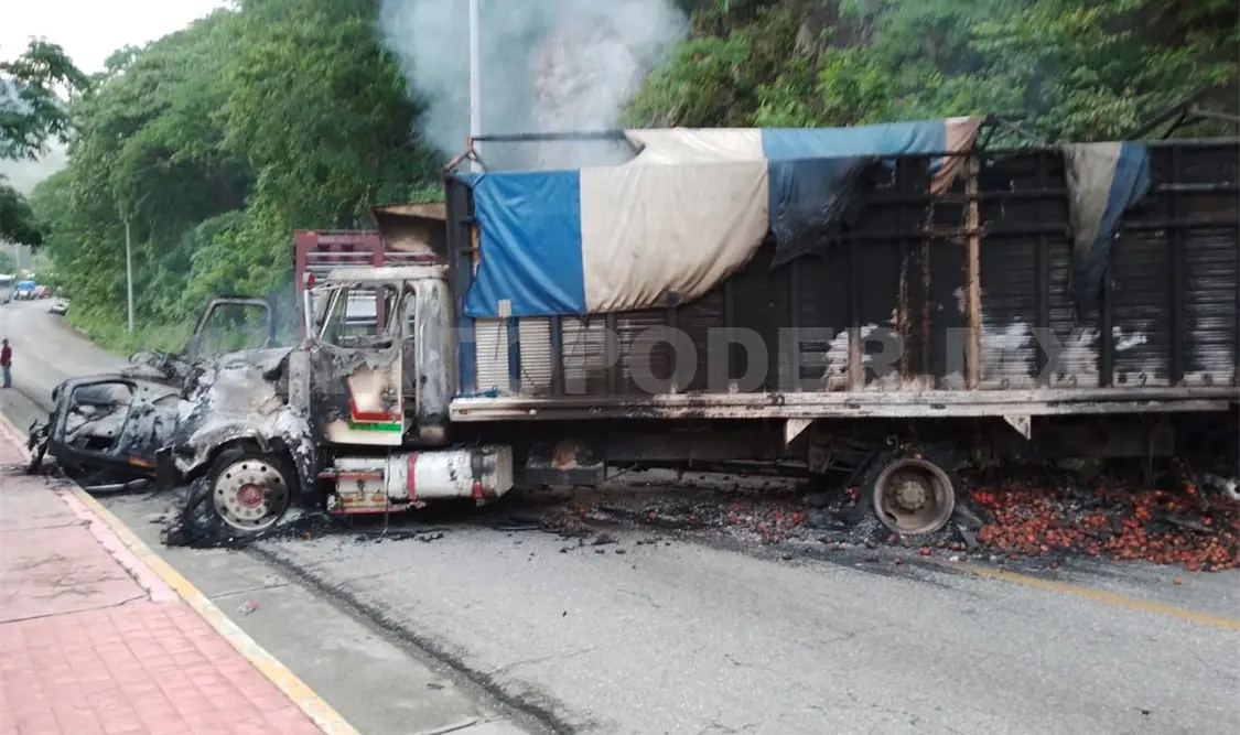 Incendian varios camiones de carga en la carretera
