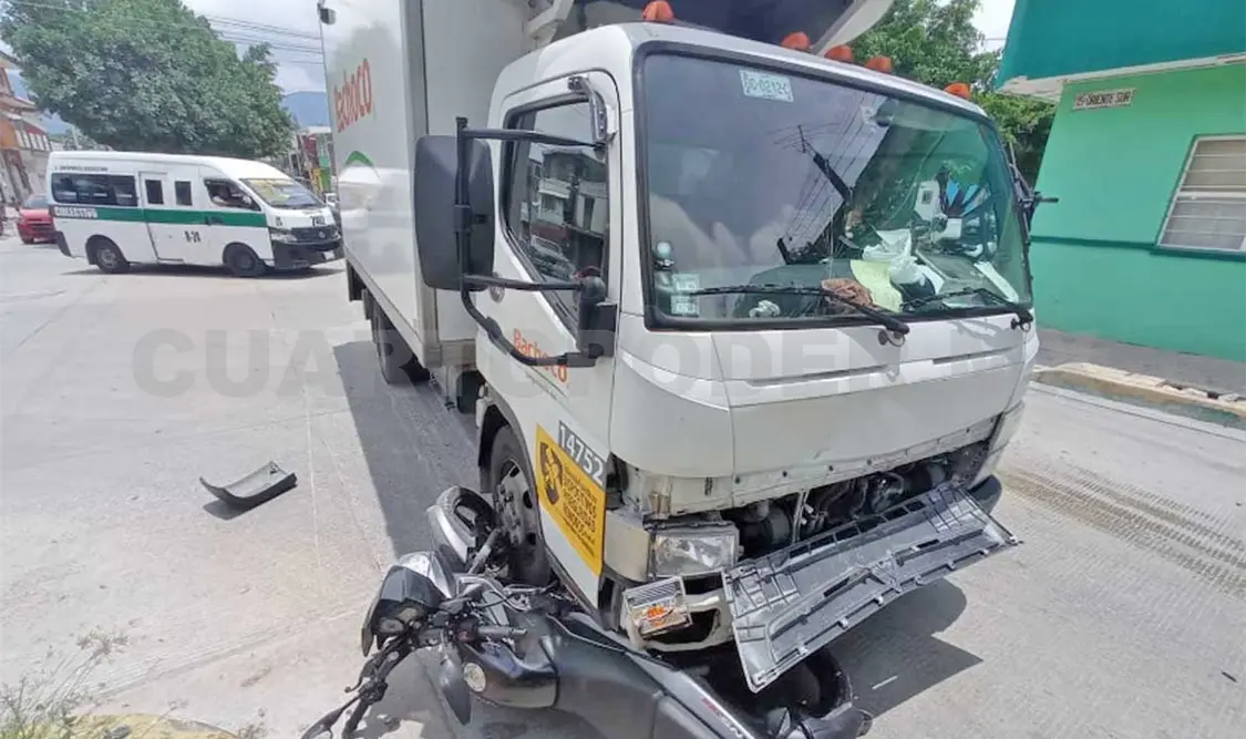 Arrollan a motociclista sobre cruce de calles