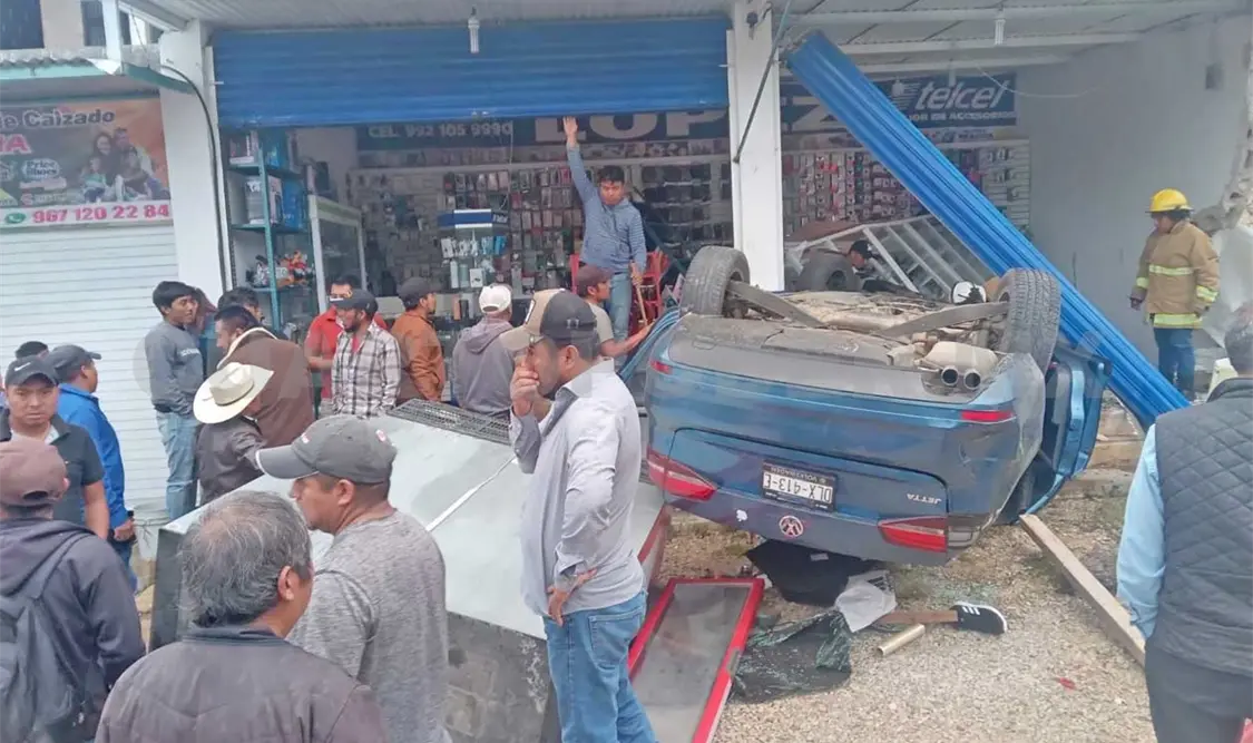 Dos lesionados tras volcar un automóvil