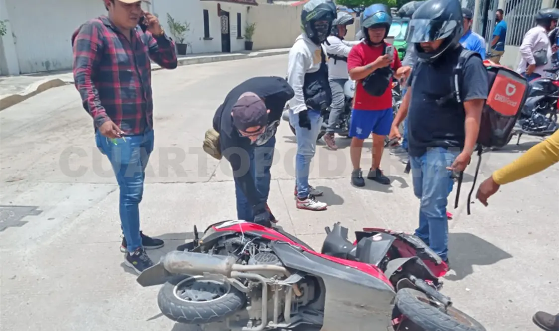 Camión embiste y arrastra una moto