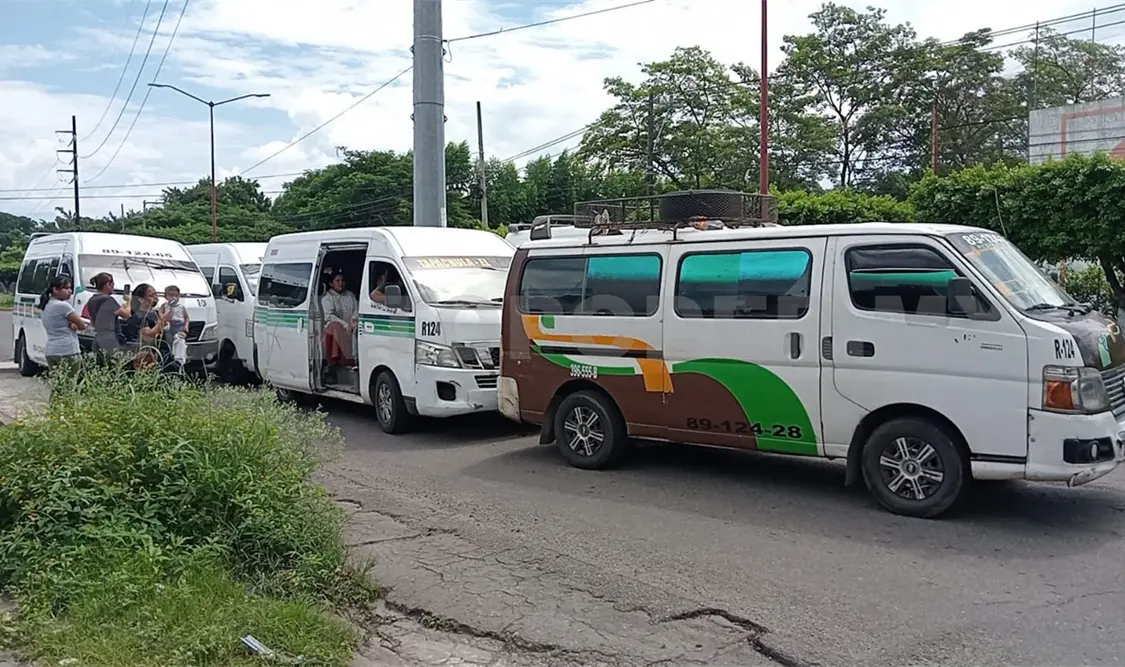 Transportistas retienen a colectivo que invadió ruta