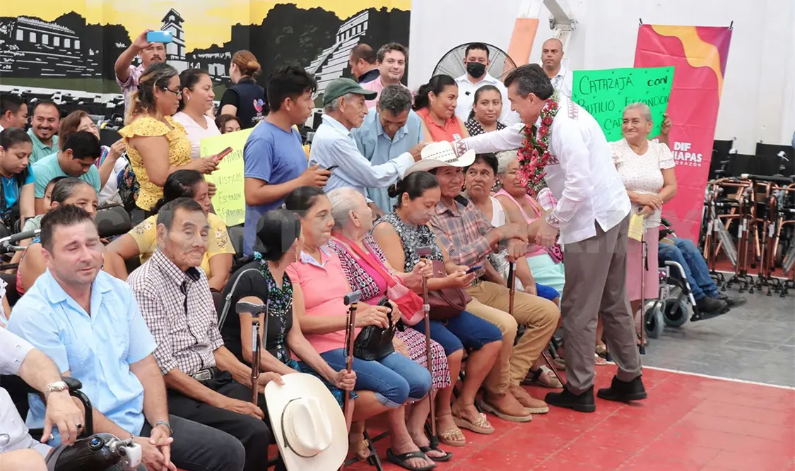 Entregan constancias a operadores de servicios