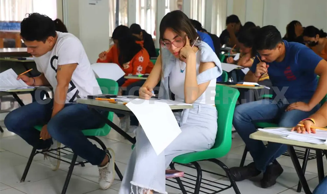 Felicita a estudiantes de Lic. en Terapia Física