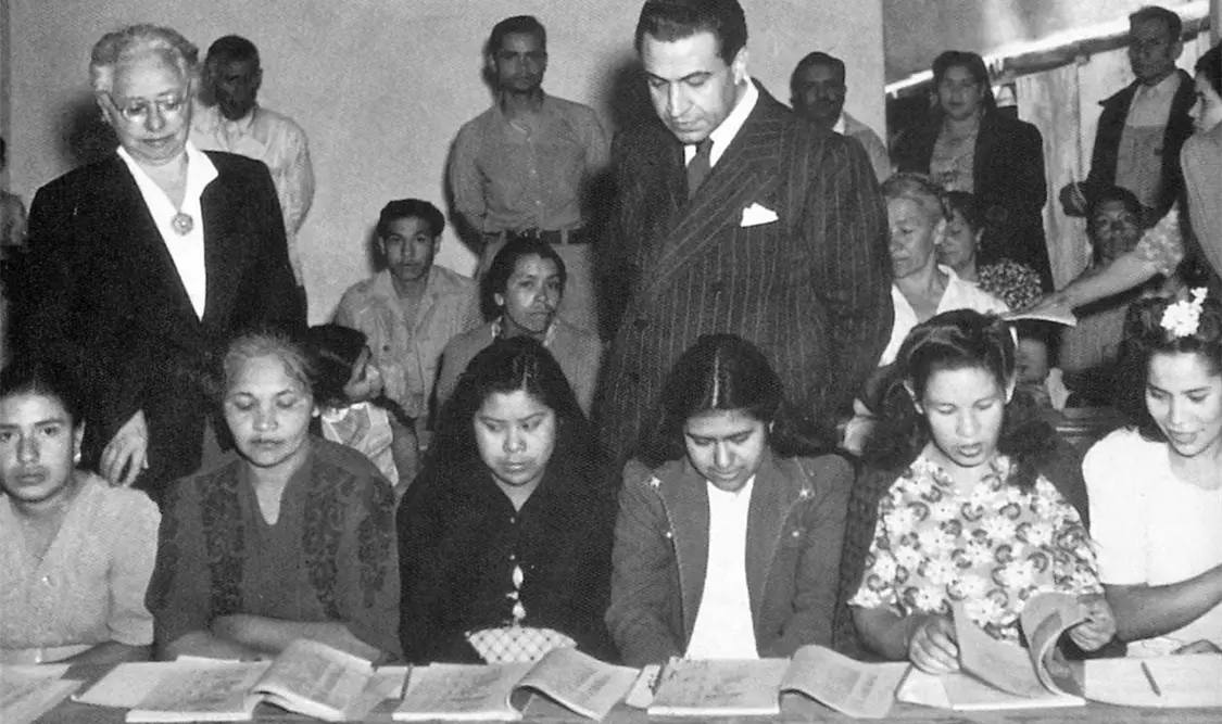 Jaime Torres Bodet entregó personalmente los primeros libros de texto gratuitos. Cortesía