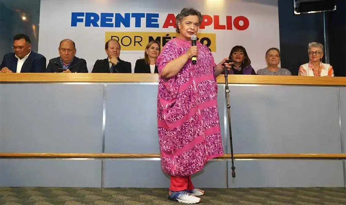 La senadora Paredes Rangel cuando se registró como aspirante a la candidatura presidencial. Cortesía