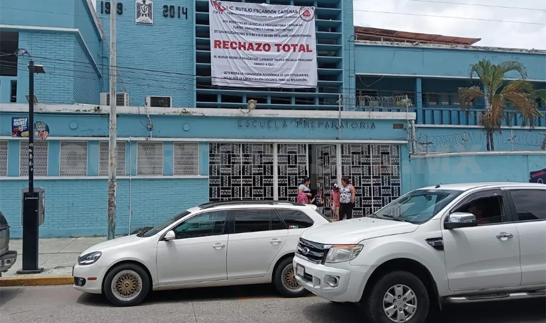Algunos maestros han colocado mantas en la Prepa 1. Ramón García / CP