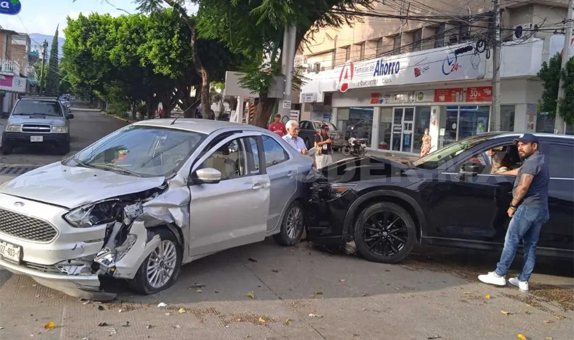 Luego de realizar el peritaje correspondiente se dio la orden para que los carros fueran llevados al corralón. Ulises López / CP