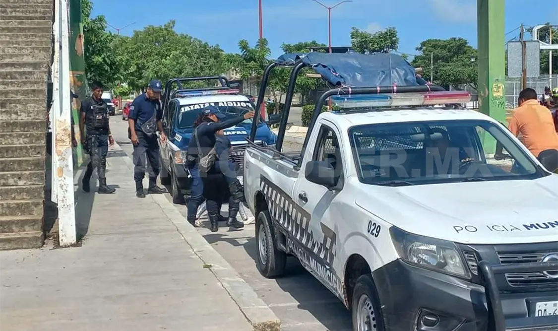 Oficiales llegaron al poco tiempo y evitaron que la potencial suicida se lanzara al vacío; la trasladaron a la comandancia de la Policía Municipal. Cortesía