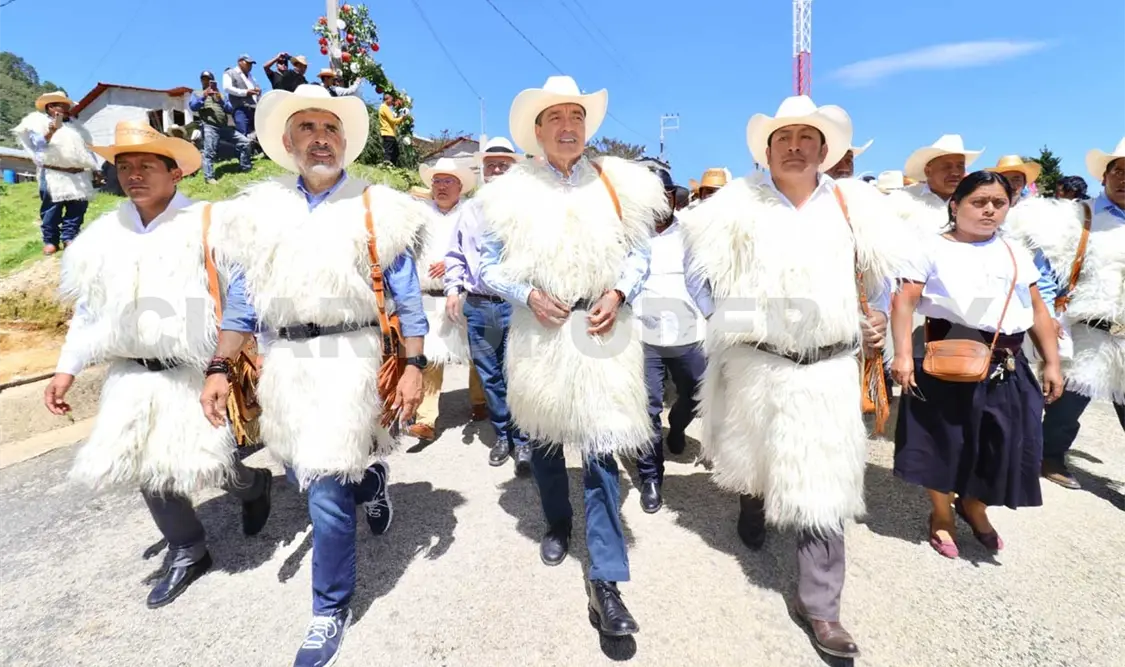 Inaugura REC instalación de red eléctrica en El Pozo