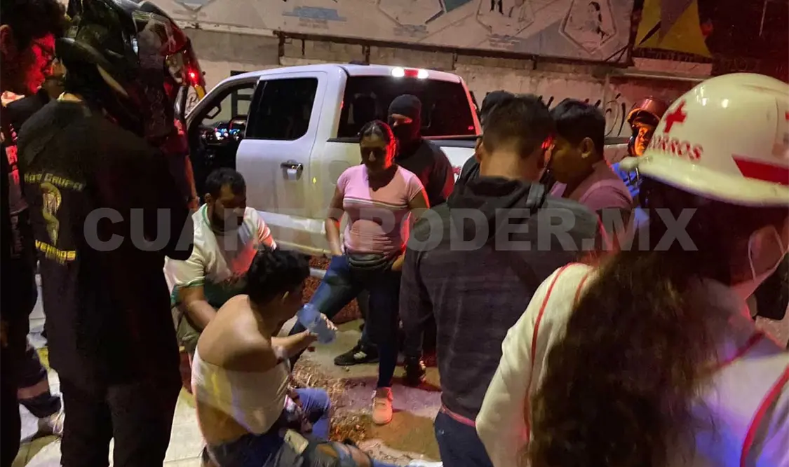 Se estrella motociclista en camioneta