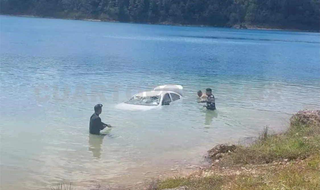 Vehículo se sumerge en Lagos de Montebello
