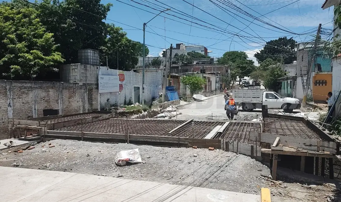 Continúa avance de puente vehicular