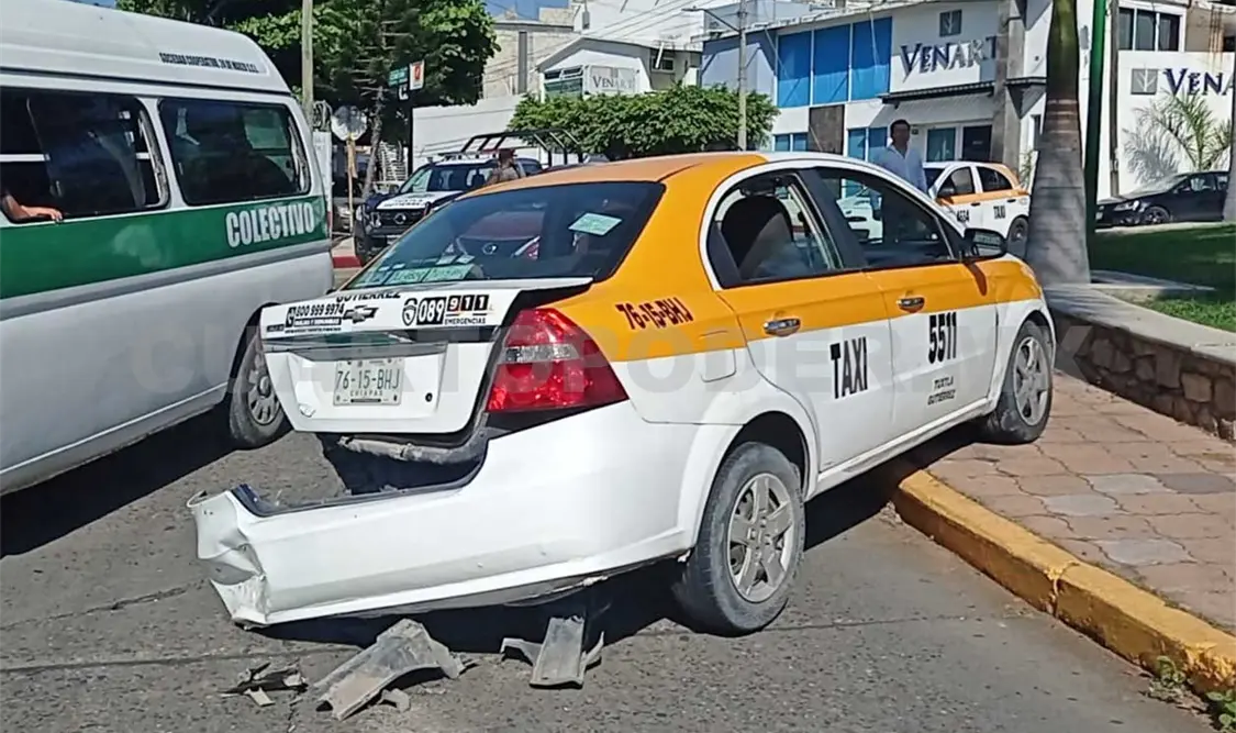 Jovencitos provocan un aparatoso accidente vial