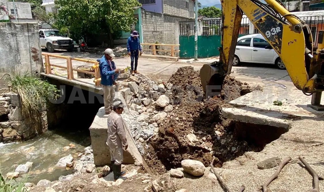 Avanzan los trabajos de reparación de fuga de agua