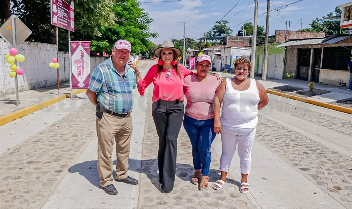 Rosy Urbina entrega calle de pavimentación mixta
