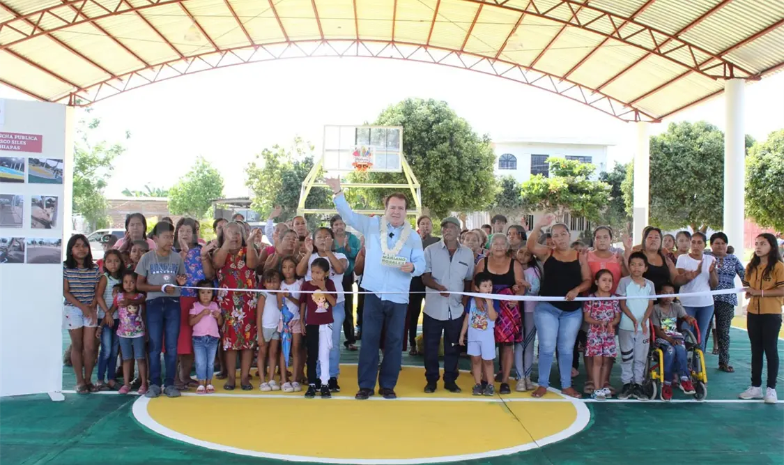 Alcalde Mariano Rosales entrega cancha y domo
