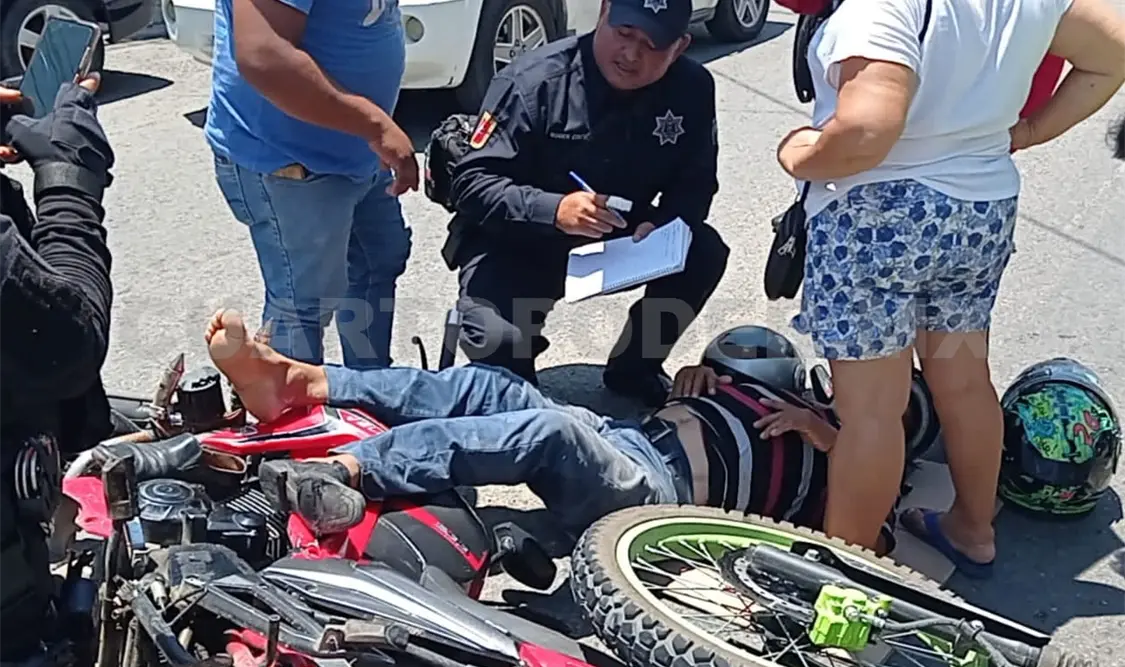 Colisionan motociclistas y uno termina fracturado