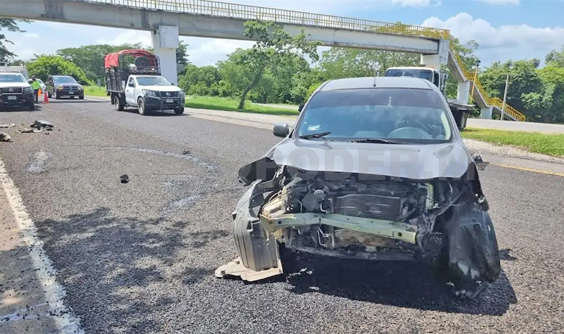 Pareja resulta con lesiones tras sufrir aparatoso percance
