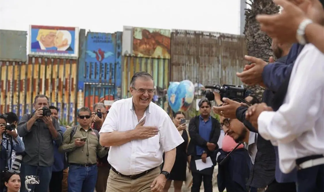“Muro que nos separa de EUA, también caerá como el de Berlín”, dice