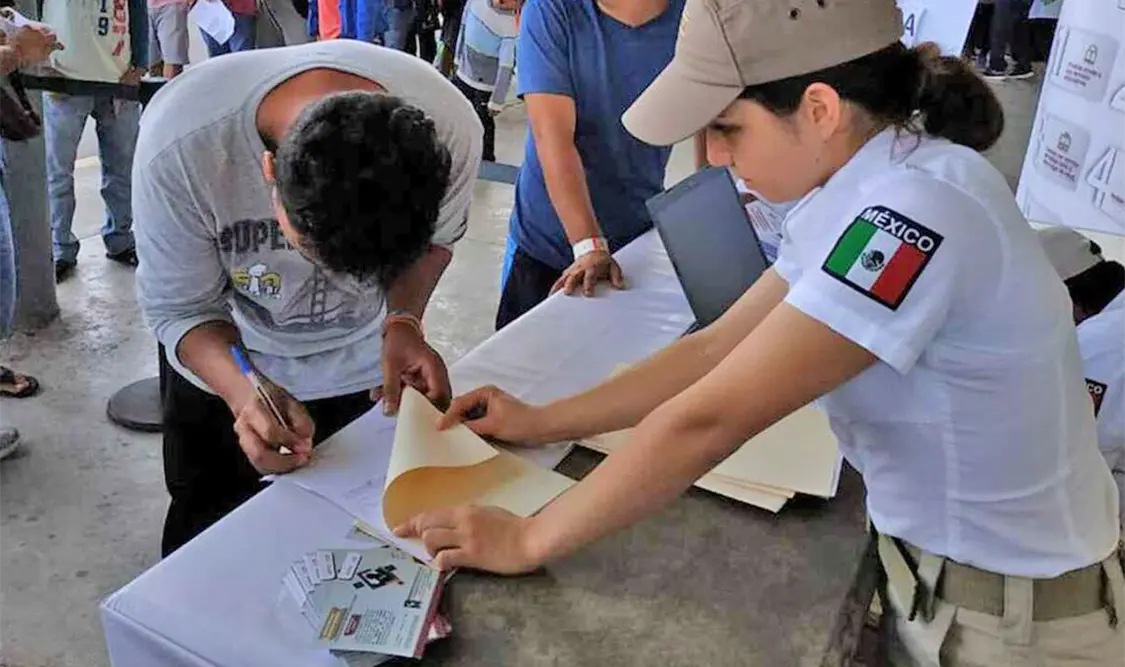 Segob entrega a migrantes 180 mil tarjetas