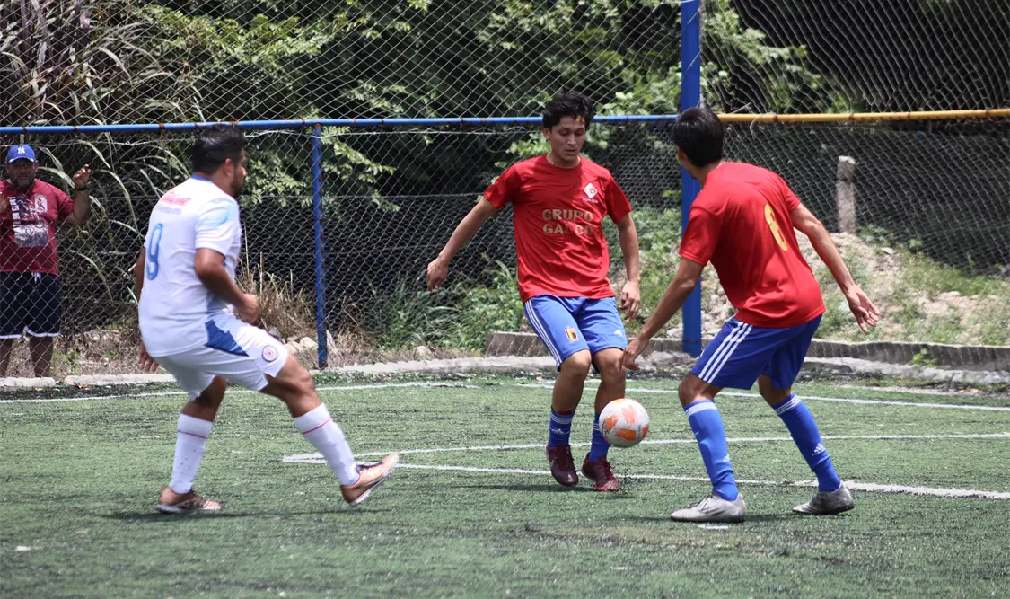 Grupo Galco estrenó indumentaria en la gran final del Torneo Dominical que se celebró en la capital chiapaneca. Carlos López/CP