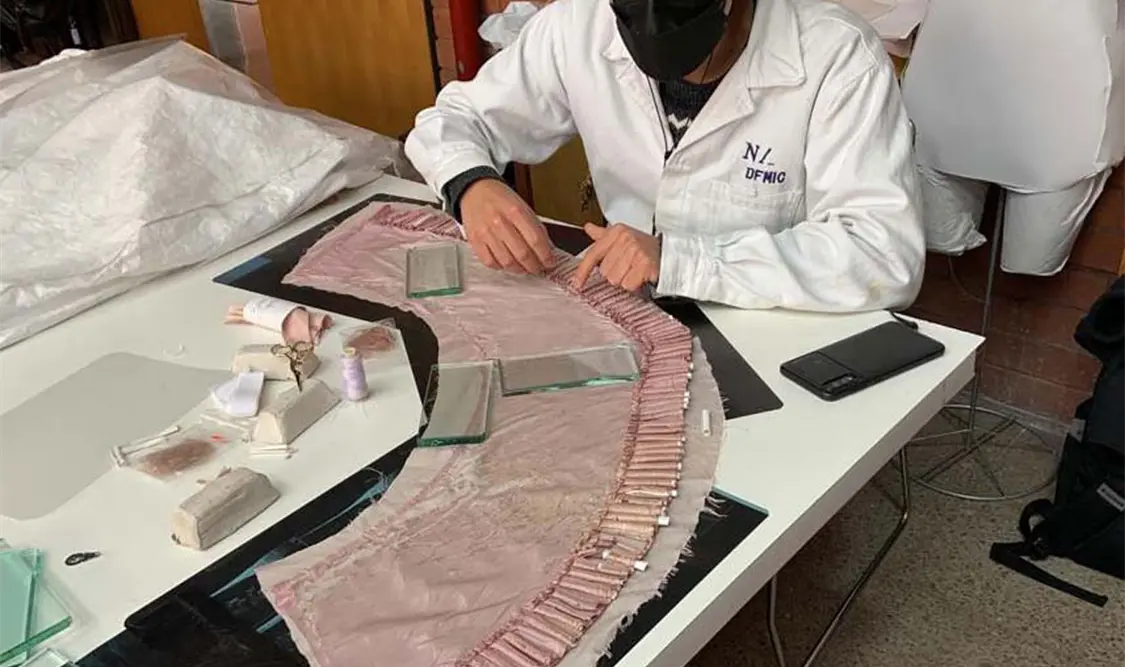Hilo por hilo, recuperan vestido de Carlota